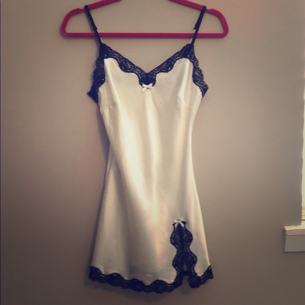 VS black and white night gown